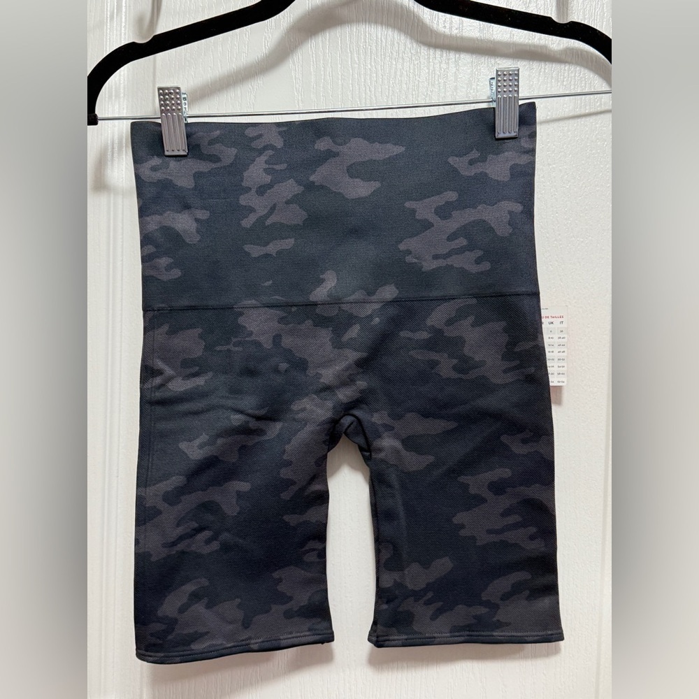 Spanx‎ Bike Shorts Women's M Black Camo Print Shaping Look At Me Now LAMN NWT